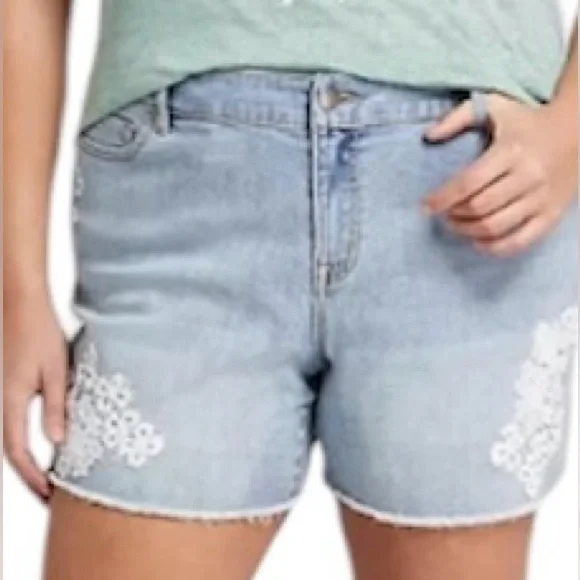 Lane Bryant Jean Midrise Shorts White Applique Lace Detail NWT Size 14 - Picture 3 of 8